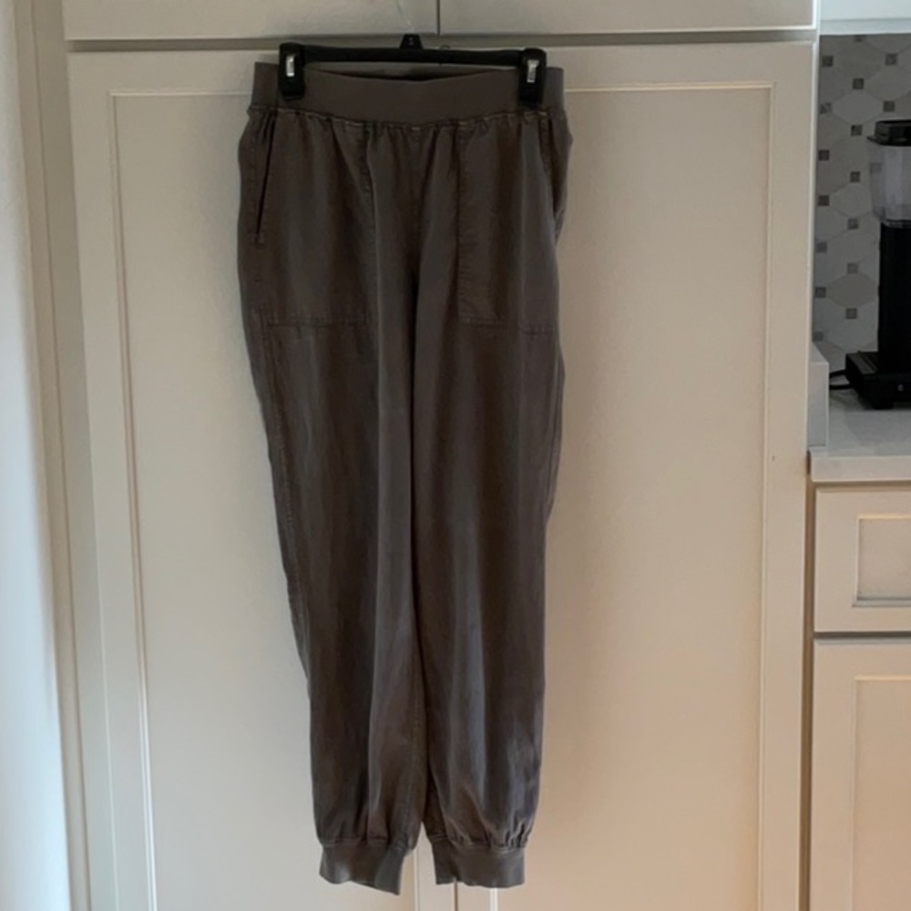 Faherty joggers, army green size Medium